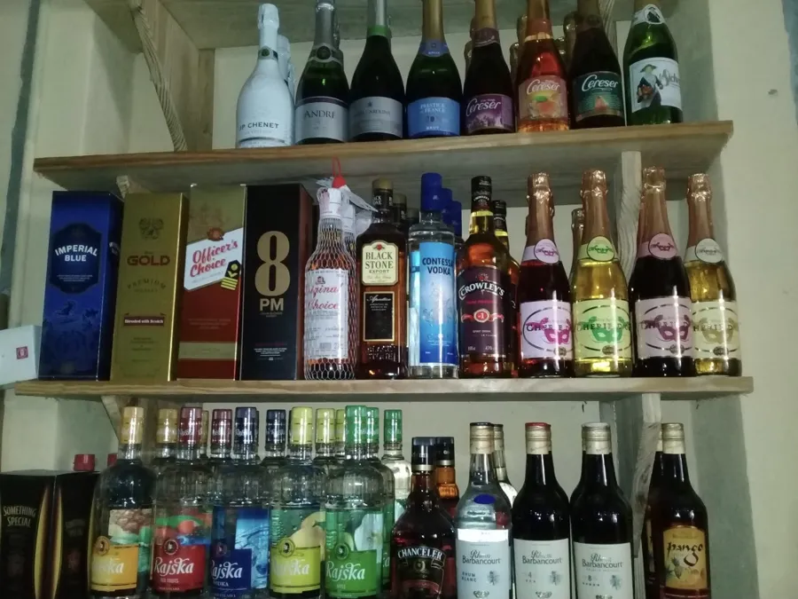 Etajè Grimèl Boutik ak wonm, whisky, vodka ak chanpay